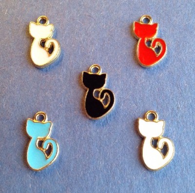 TINY ENAMEL CAT CHARMS - JEWELRY, DOLLHOUSE, CRAFTS -- 14mm -- 5pcs