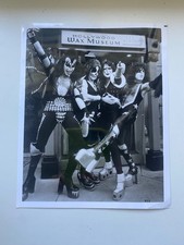 3 Kiss photograph pictures black n white