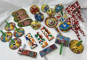 Vintage US Metal Toy Co. Tin Litho Noisemakers Lot Ratchet Rattle Ringers 26 pcs