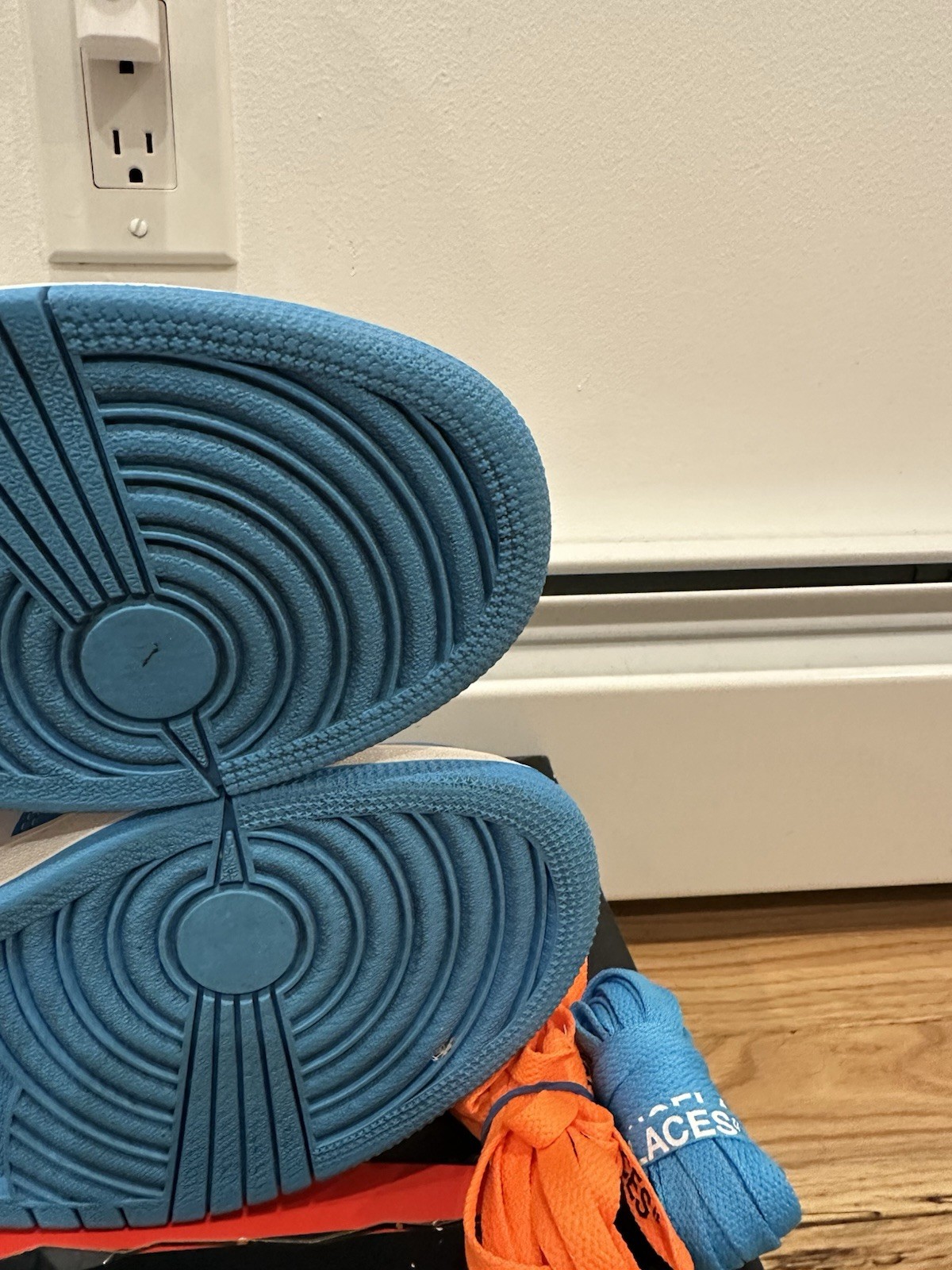 Air Jordan 1 Retro OG x Off-White High UNC. Pre Owned Size 8.5 / AQ0818-148. thumbnail 10