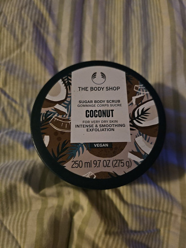 ⚘️BODY SHOP SUGAR SCRUB EXFOLIATE(COCONUT)(FREE PANTY)⚘️