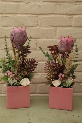 * 2erSet KunstGestecke* Proteas und Rosen* Tischdeko* KeramikTöpfe* Geschenk* - Bild 1 von 4