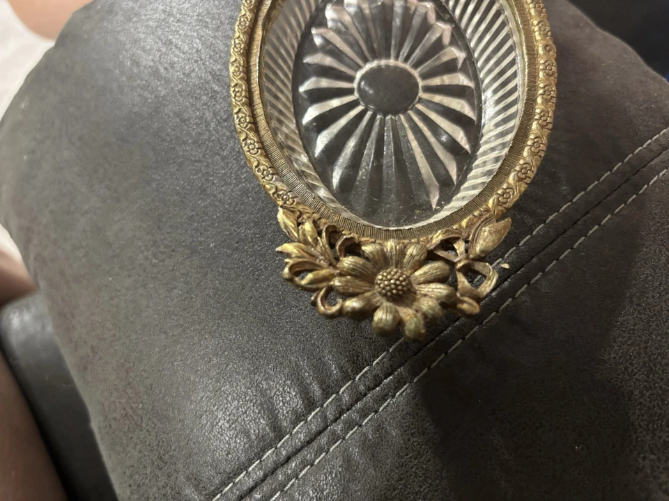 Vintage Glass Soap Dish Or Trinket Dish With Gold Trim - Image 4 of 4