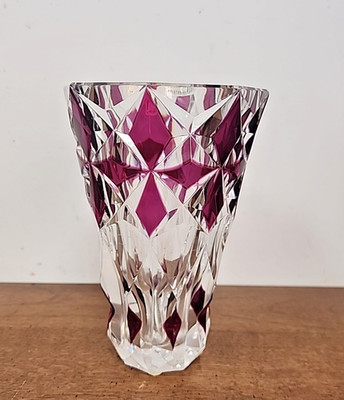 STUNNING SAINT-LOUIS CRISTAL DE FRANCE CRANBERRY-RED OVERLAY VASE W/LABEL