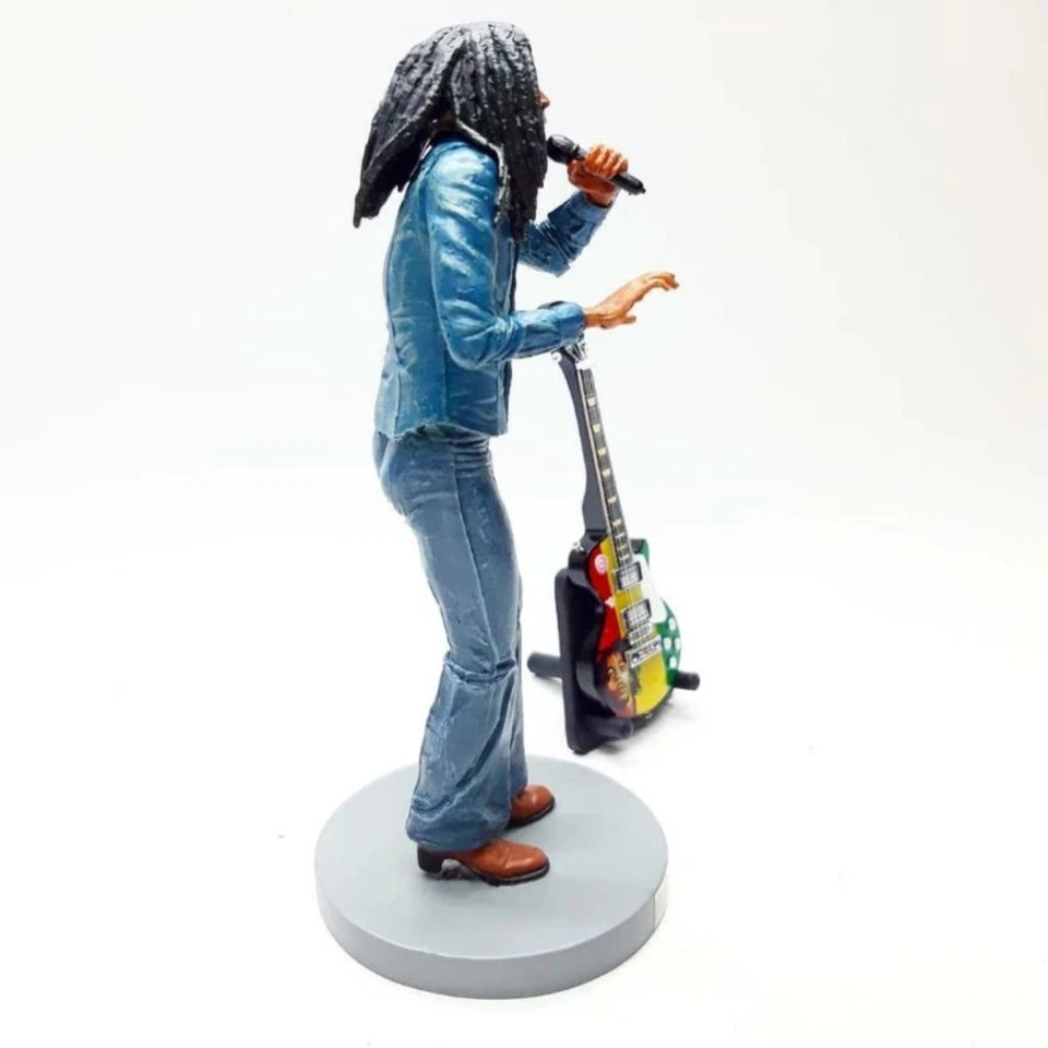 Estatueta miniatura música rasta com lenda de violão acústico - Imagem 4 de 4