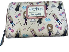 Cartera Loungefly Harry Potter Luna Lovegood con estampado integral con cremallera