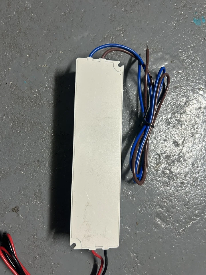 Fuente de alimentación Mean Well LPV-60-12 serie LPV AC-DC 12 voltios 5 amperios  Pack de 10 Foto 2 de 4