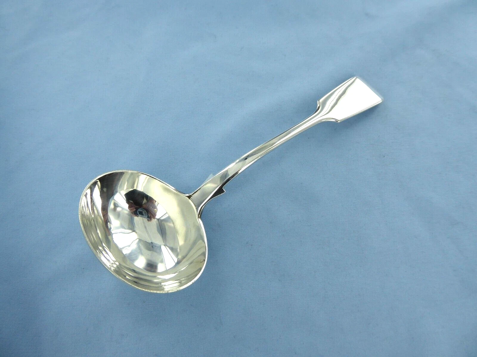 AN ANTIQUE STERLING SILVER FIDDLE BACK SAUCE LADLE. LONDON 1878.