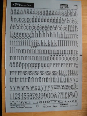 0,1 x Letraset schwarze Buchstaben/Zahlen 84pt 19 mm modisches Gravurblatt PR1610