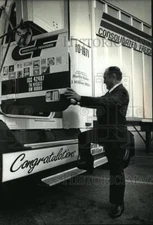 1990 Press Photo Harlin Weber; Consolidated Truck Driver, Milwaukee - mja87207