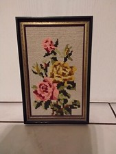 Mały gobelin obraz haftowany w ramie ręcznie robione róże dekoracja vintage 23x15 cm