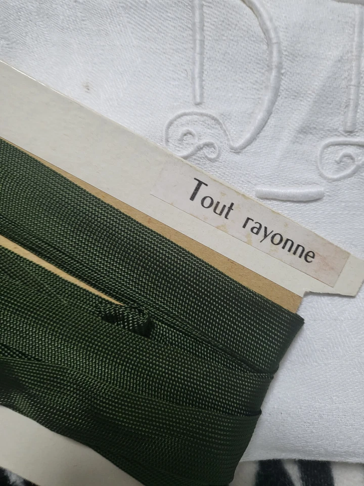 Ruban ancien biais en rayonne vert grand metrage 9 mètres sur 1,5 cm A4 - Photo 3/4