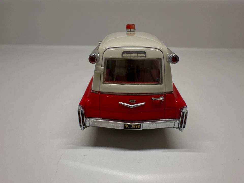 NEO MODELS Cadillac S&S Ambulance 1966 1:43 - Image 4 of 4