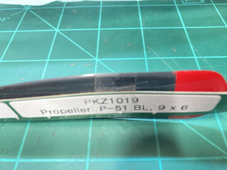 Hélice Parkzone PKZ1019 P-51 puntas rojas 9x6 usada Foto 3 de 4