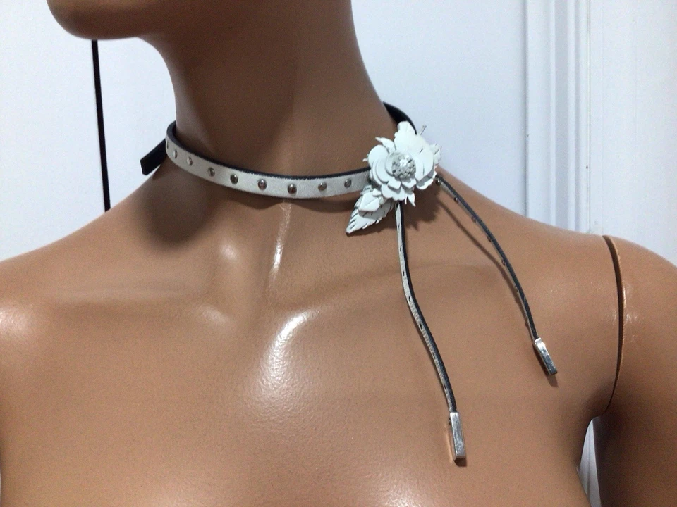 COLLAR DE CUERO PRADA “FLOR” / CAJA PRADA Foto 4 de 4