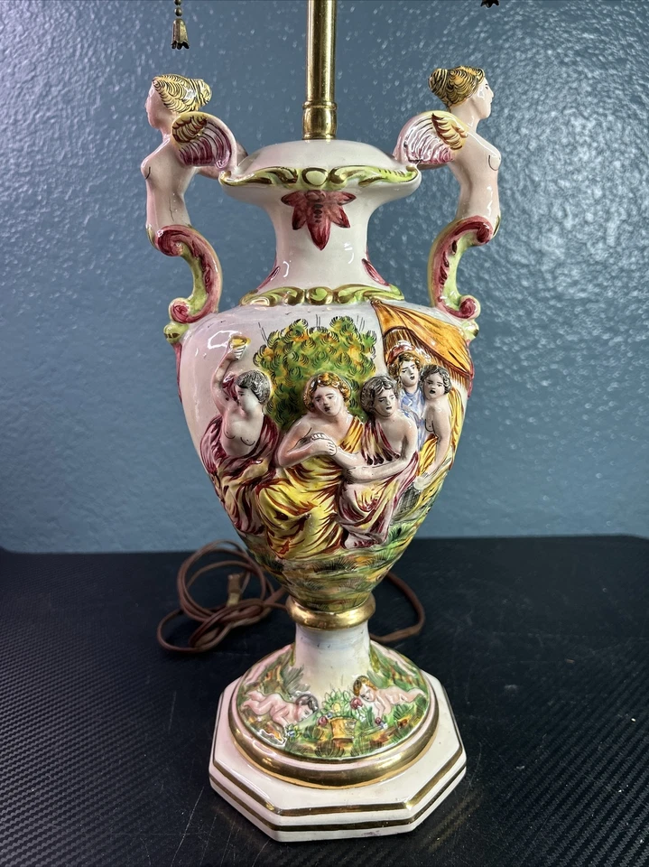 Antiguo soporte de latón, lámpara figurativa de porcelana querubines Capodimonte Italia Foto 2 de 4