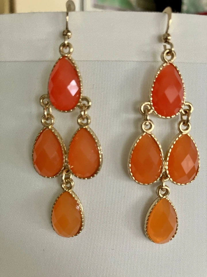 Pendientes colgantes vibrantes de piedra de cornalina dorada y naranja Foto 4 de 4