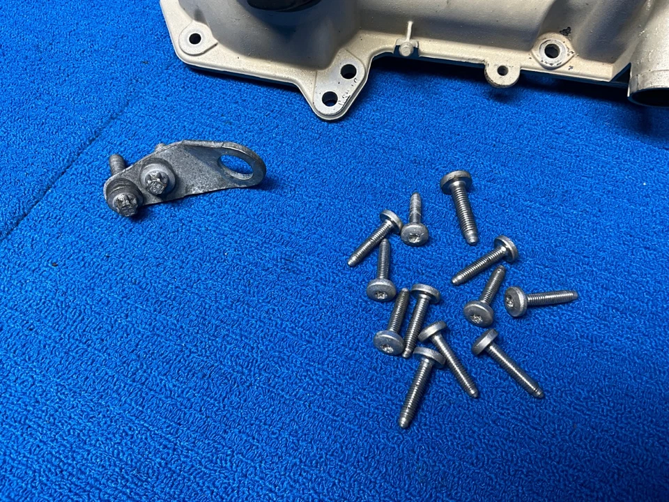 Cubierta de válvula del motor lateral derecho Porsche Panamera V6 3.6 2011-2016 OEM Foto 2 de 4