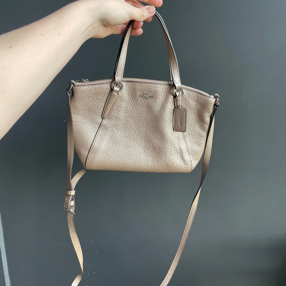Auténtico bolso pequeño Coach dorado beige de cuero metálico F29539 Foto 4 de 4