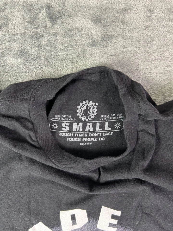 Camiseta Hecha en Detroit Mobster Gráfica Pequeñas Balas Negras Tommygun Foto 3 de 4