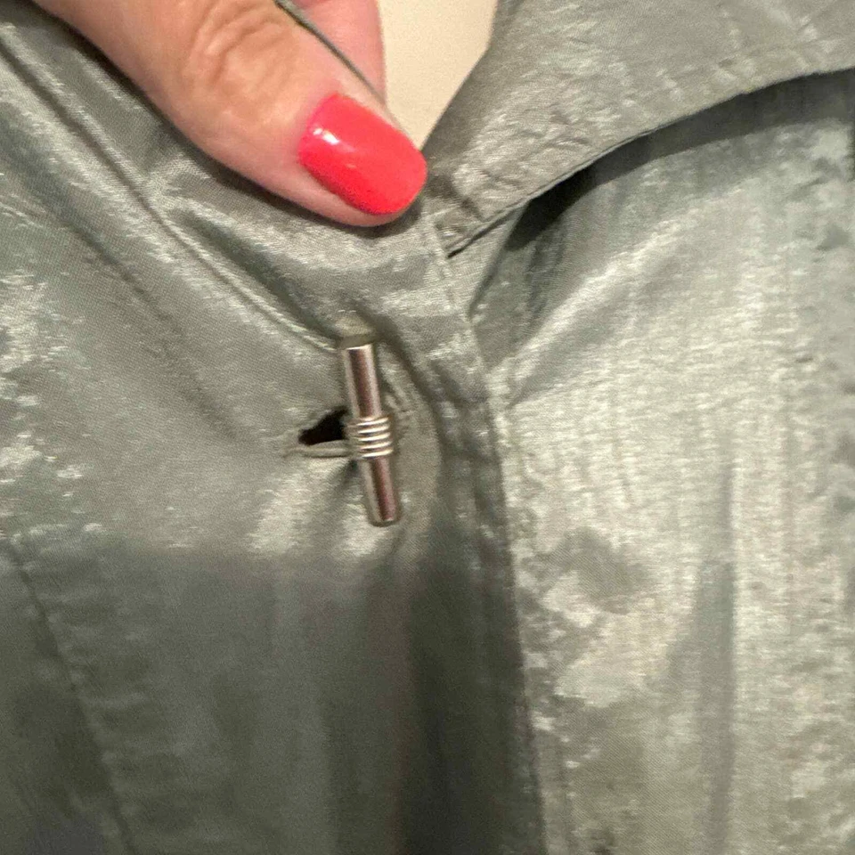 Abrigo de lluvia British Mist verde metálico mediano plateado botones de palanca usado Foto 3 de 4