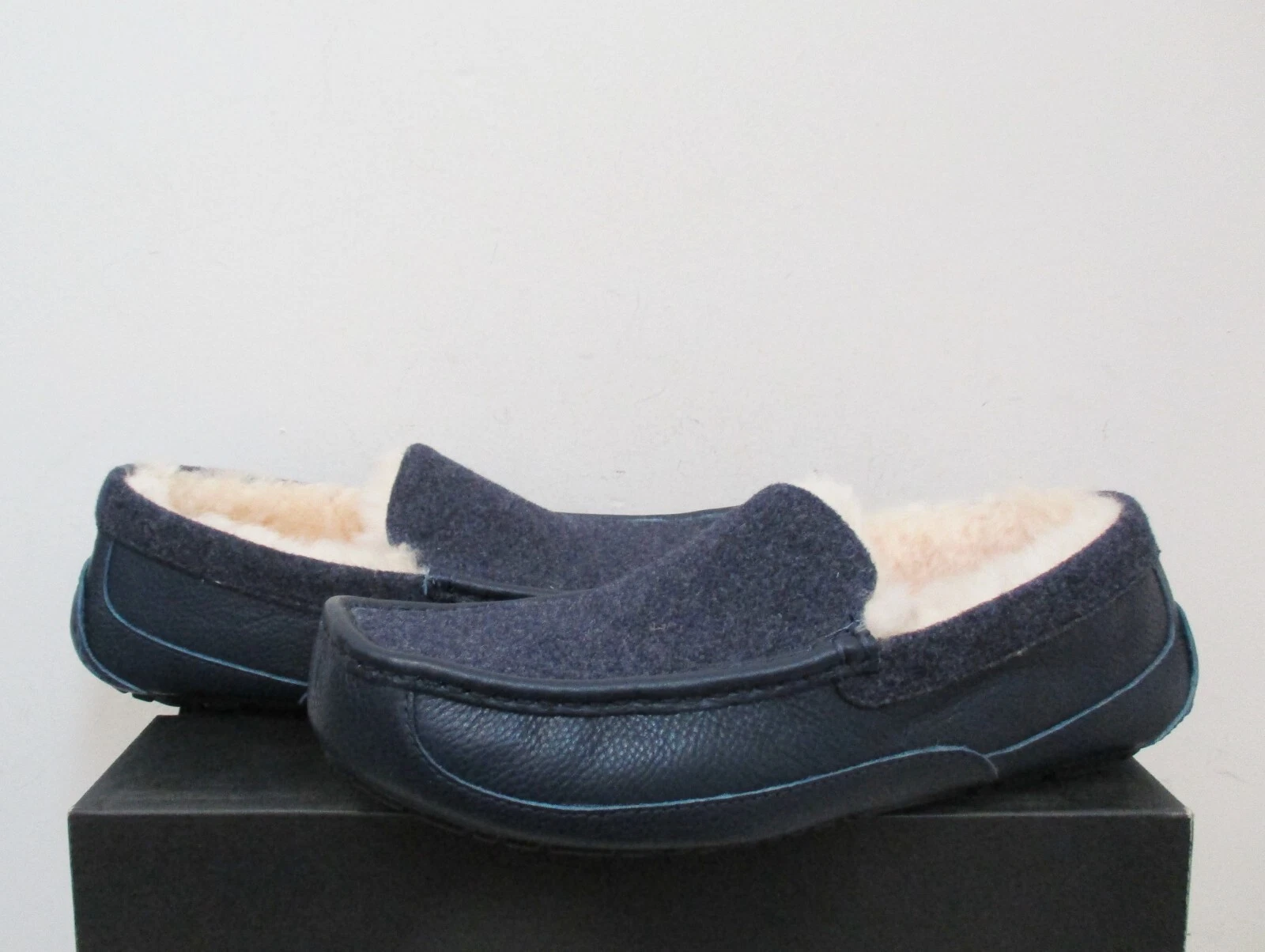 Scarpe pantofole UGG da uomo ASCOT NOVELTY 11US NUOVE blu navy nuove con etichette $120 prezzo consigliato