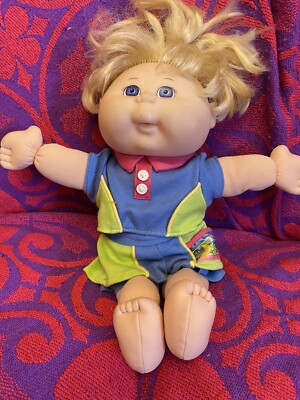 Vintage Retro 1995 Kohlaufnäher Kinder Puppe blondes Haar blaue Augen WV Kleidung