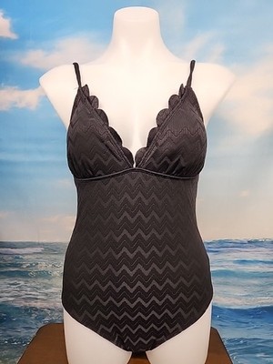 NWT Cupshe Womens One Piece Swimsuit Size Small Scalloped Black Textured