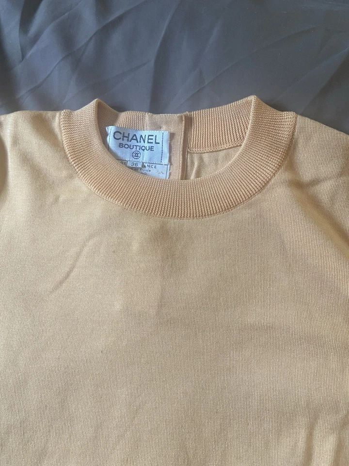 Top continente vintage Chanel color melocotón manga corta con tres botones CC. Foto 3 de 4