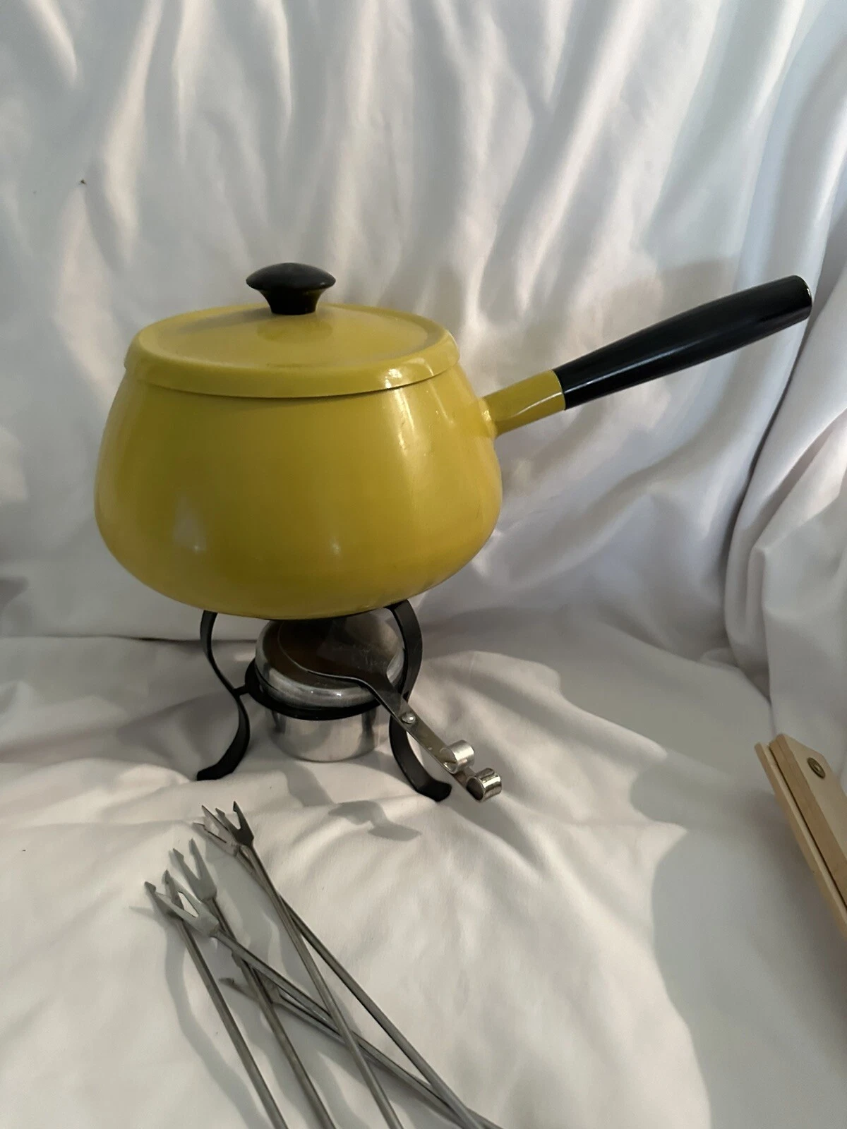 Vintage Mid Century Modern Harvest Gold Fondue Pot & Burner no box 6 Skewers
Opens in a new window o
