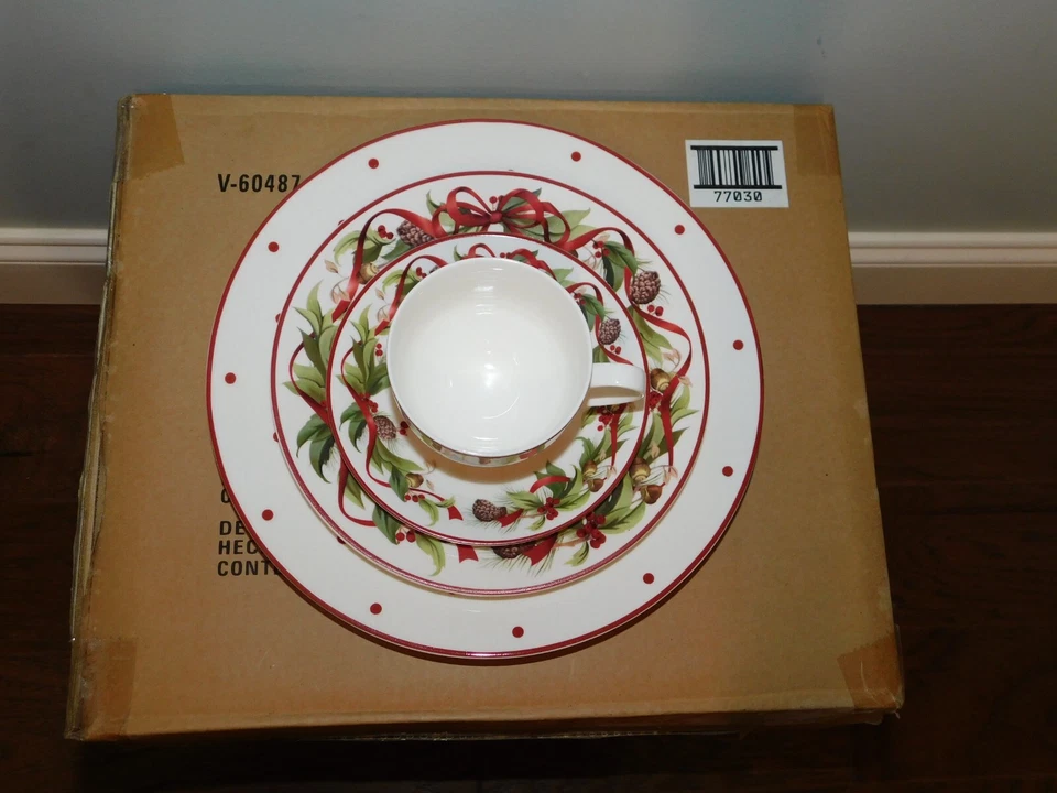 RARO! Juego de mesa de vajilla Better Homes & Gardens Cardinal 16 piezas para 4 Navidad Foto 3 de 4