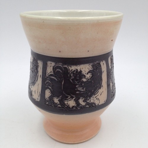 Taza esmaltada con sal gallo gallinas esgrafiada cerámica artística de estudio firmada - Imagen 3 de 7