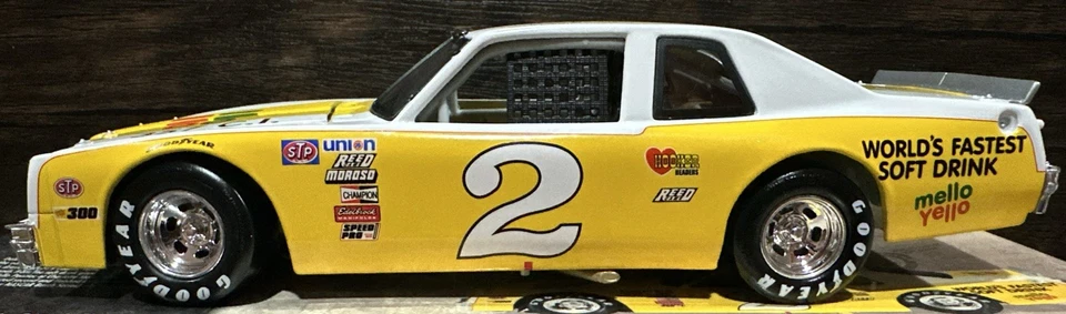 Dale Earnhardt #2 1980 Mello Yello Pontiac Ventura Legacy 1/24 acción NASCAR Foto 2 de 4