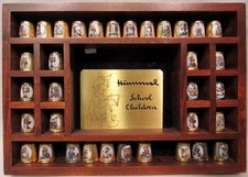 VINTAGE GOLD TONE HUMMEL SCHOOL CHILDREN DISPLAY RACK INCLUDES 34 TH (EZS001766)