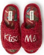 Dearfoams Women's Slippers Christmas, Holiday "Kiss Me" Red Cuddy Sz M 7-8 New