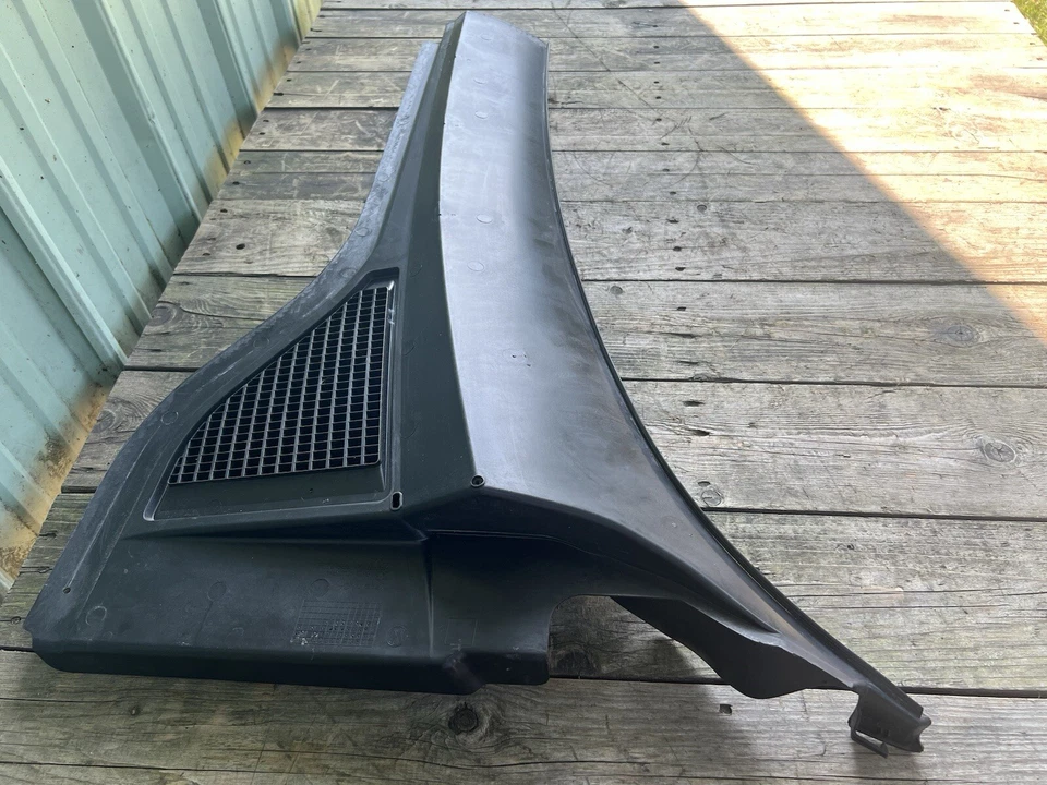 2018-2022 Volkswagen Atlas Right Windshield Cowl OEM. - Image 4 of 4