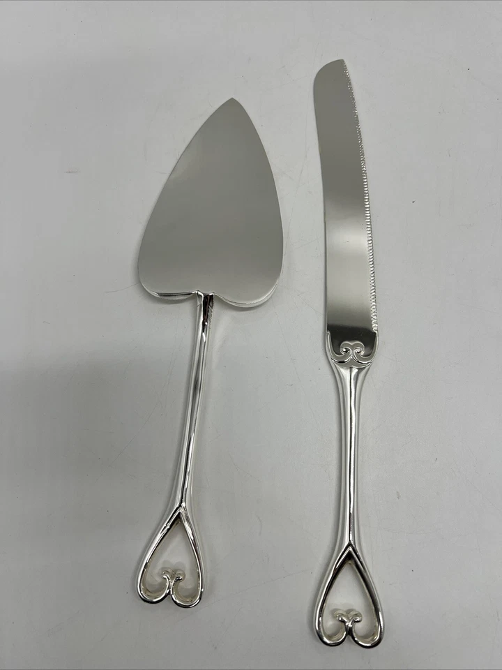 Servidor de pasteles y cuchillo Studio His & Hers corazón metal plata 10-1/16" - 11-11/16" L Foto 2 de 4