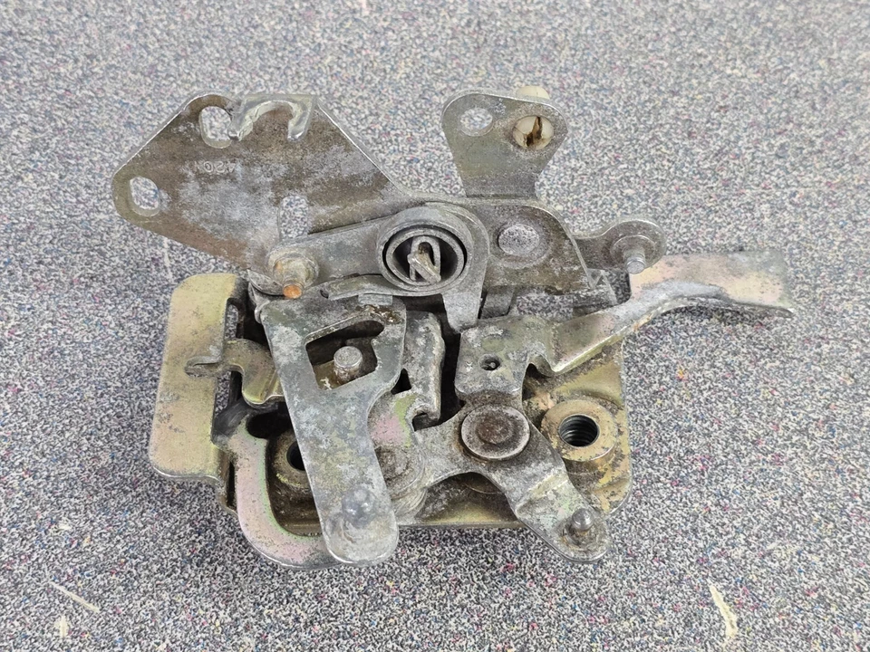 NICE USED ORIGINAL PORSCHE 924 944 928 DRIVERS DOOR LATCH ASSEMBLY - Image 4 of 4