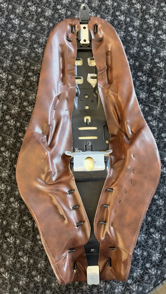 Сиденье Sportster коричневое искусственная крокодиловая кожа мотоцикл Harley б/у в отличном состоянии. - Изображение 3 из 4