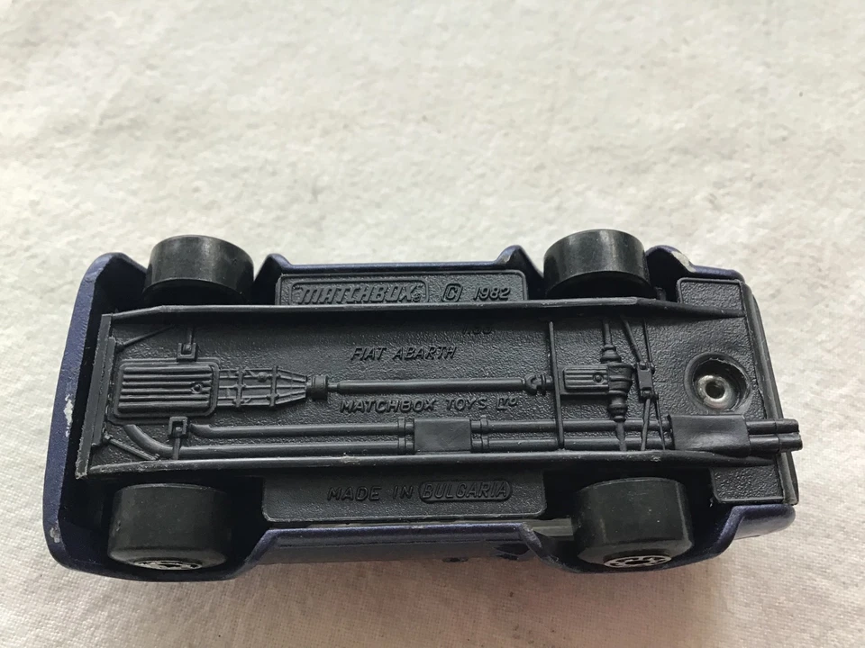 MATCHBOX EDICIÓN BÚLGARA SUPERRÁPIDA FIAT ABARTH - AZUL OSCURO METÁLICO Foto 4 de 4
