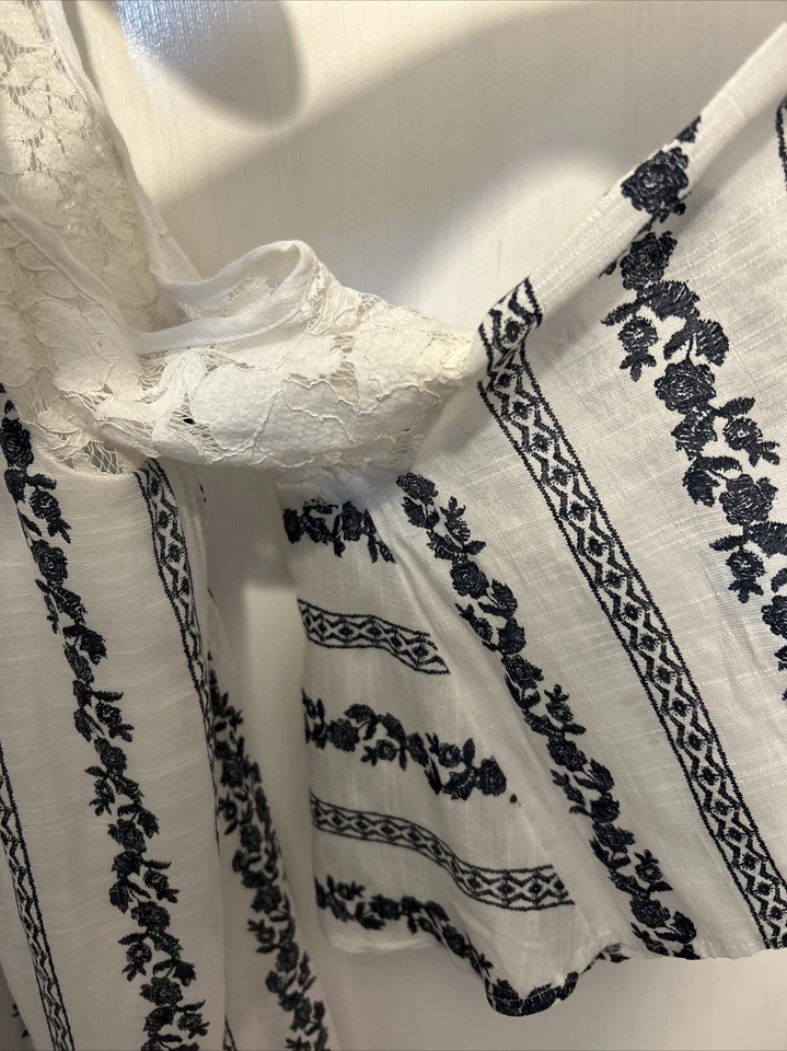 Blusa Trixxi Clothing Co Azul y Blanco Floral Encaje Hombro Frío Talla (L) Foto 4 de 4