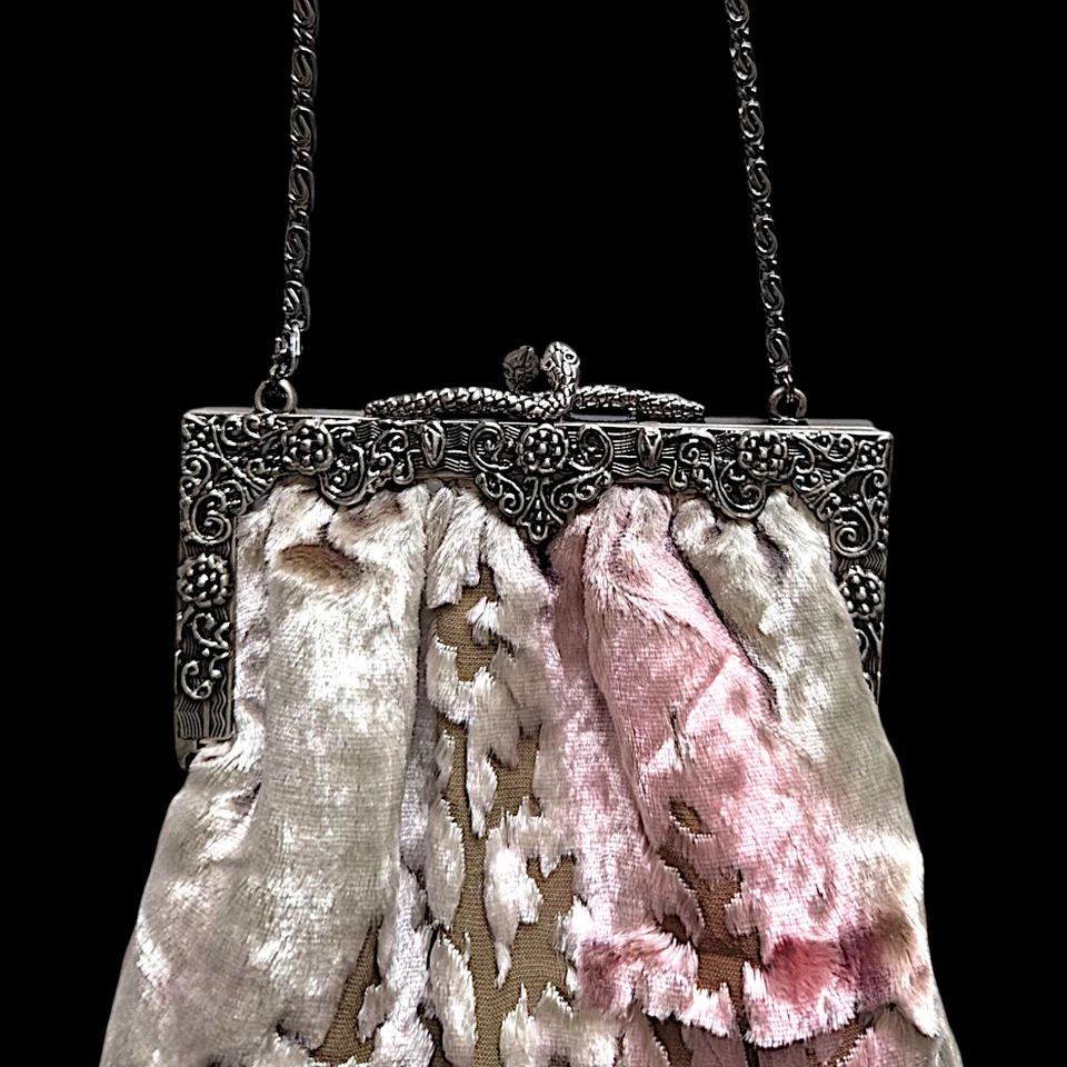 Cartera vintage de terciopelo triturado rosa con cuentas con bufanda con motivos de árbol serpiente Foto 2 de 4