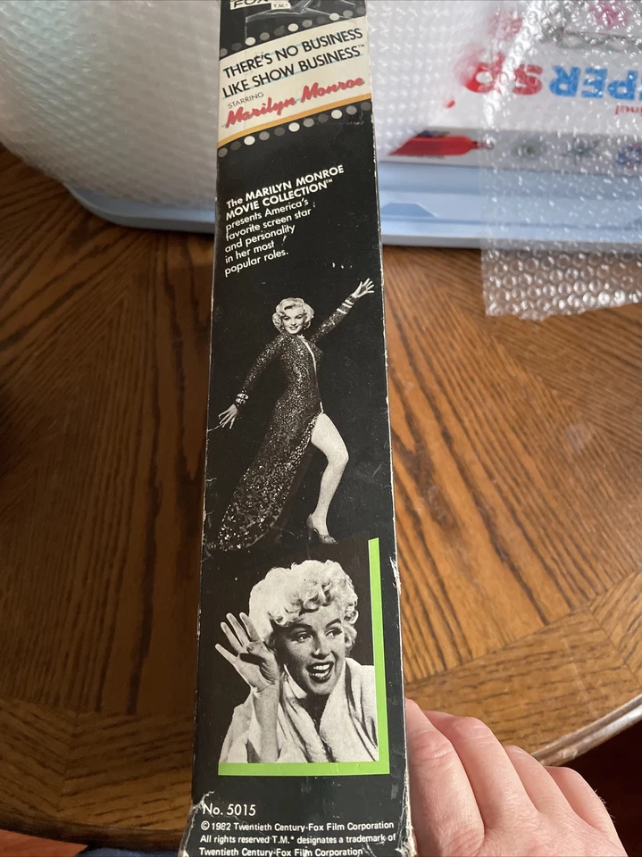 BONECA NOVA NA CAIXA 1982 MARILYN MONROE NÃO HÁ NEGÓCIOS COMO SHOW BUSINESS - Imagem 2 de 4