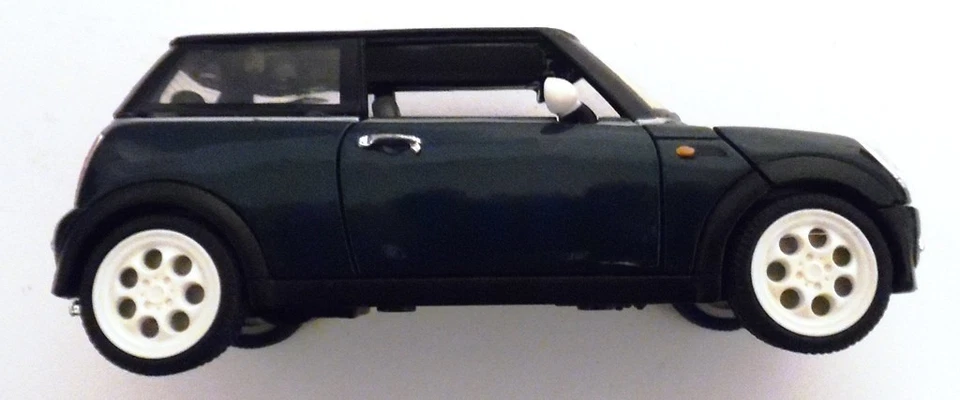 Diecast 2001 Mini Cooper 1/24 Pre-Owned - Image 3 of 4