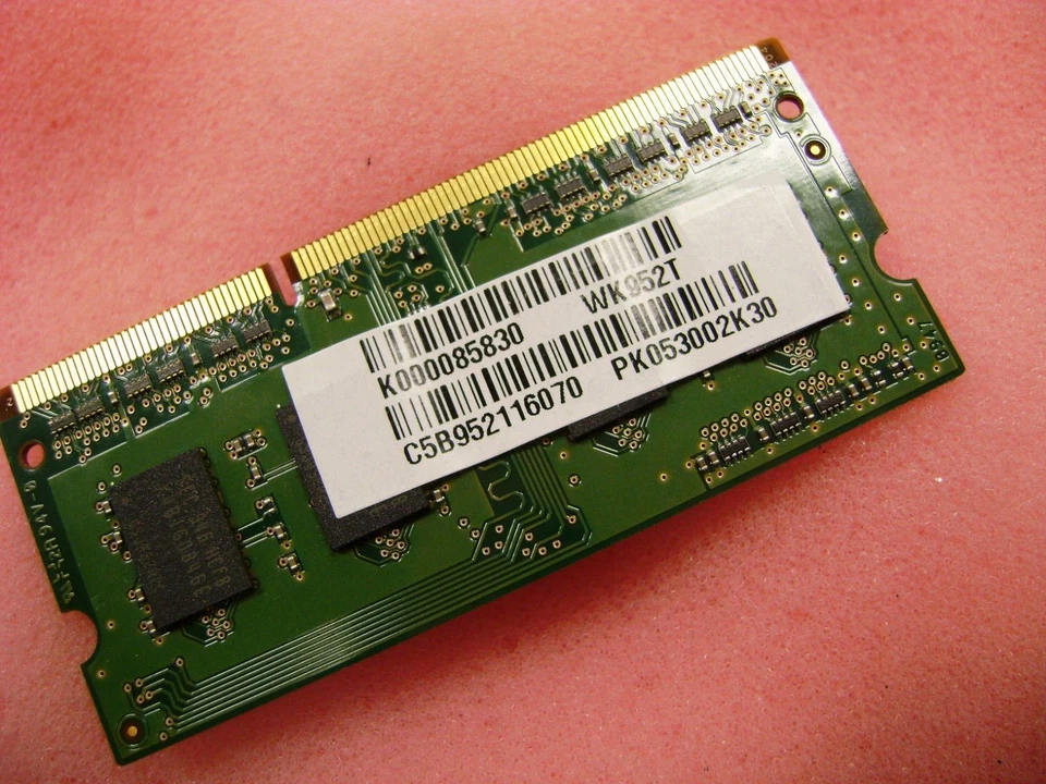Toshiba 1GB PC3-8500 DDR3-1066MHz 204-Pin SoDimm Memory Module P/N K000085830 - Image 4 of 4