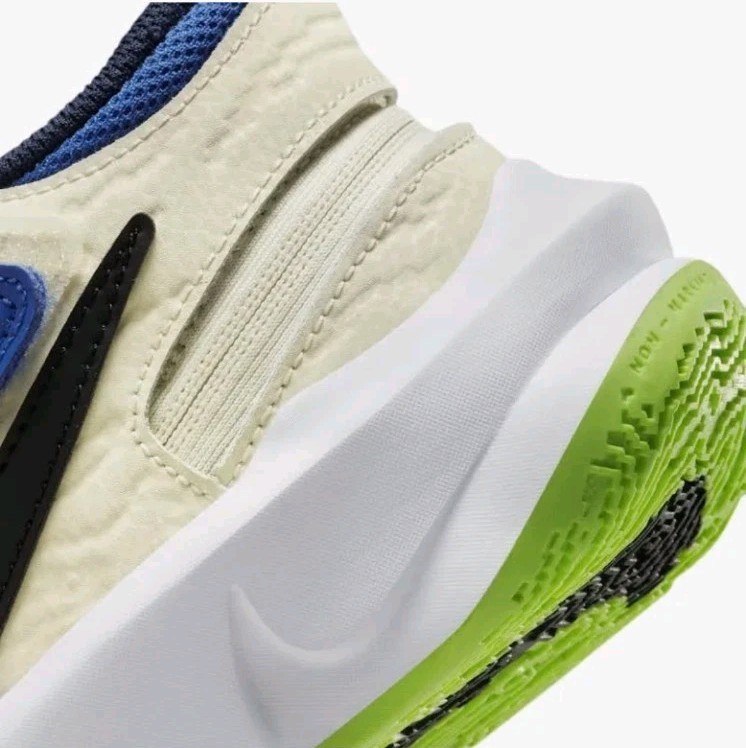 Nike Team Hustle D10 FlyEase White Multicolor Youth Size 7Y Basketball Shoes thumbnail 8