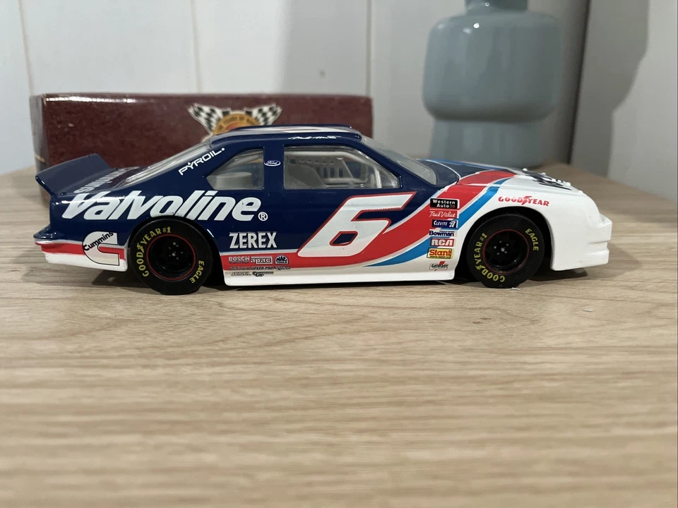 Nascar Diecast 6 Mark Martin Valvoline Thunderbird 1:24 edición BANK 1995 Foto 4 de 4