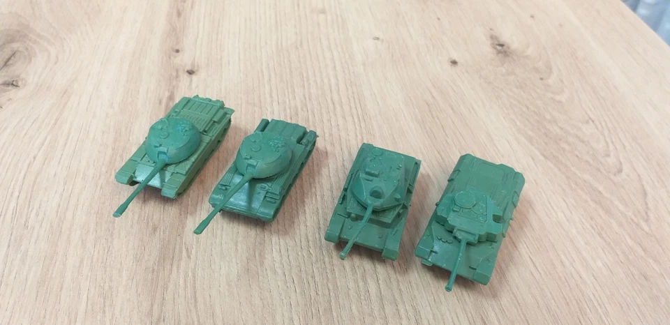 Konvolut 330 Plastik Soldaten 2,5-3cm, 4 Panzer. Verschiedene Farben. - Bild 3 von 4