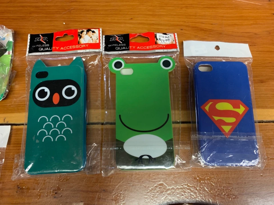 Fundas para iPhone 4/4S. (5) Dijes de enchufe/teléfono antipolvo. (5) Soporte iPhone para perro. Foto 3 de 4