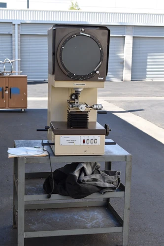 MITUTOYO PROFILE PROJECTOR PJ-300 BENCH TOP 12" SCREEN OPTICAL COMPARATOR WITH 2